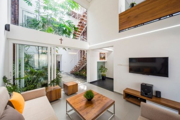 Desain interior rumah minimalis di lereng bukit